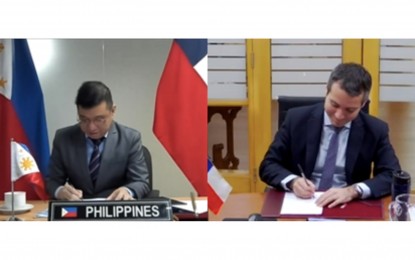 <p><strong>MOU SIGNING</strong>. Trade officials from the Philippines and Chile sign a memorandum of understanding to establish a Joint Economic Cooperation between the two countries. Signatories are Department of Trade and Industry Undersecretary Ceferino Rodolfo (left) and Chilean Vice Minister for Trade Rodrigo Yáñez (right).<em> (Photo courtesy of DTI)</em></p>