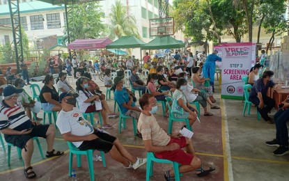 <p>Pasay City vaccination <em>(PNA file photo)</em></p>