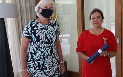 <p><strong>KNIGHTHOOD.</strong> Dr. Mary Ann Pelagio Sayoc (right), a scientist with expertise in agriculture, receives the Knighthood in the Order of Orange-Nassau from Ambassador of the Netherlands to the Philippines Saskia de Lang in Makati on Monday (April 26, 2021). Sayoc was honored for her dedication in promoting the Netherlands relations with the Philippines.<em> (Photo courtesy of the Netherlands Embassy in the Philippines)</em></p>