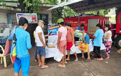 <p><span style="line-height: 1.5;"><strong>POLICE COMMUNITY PANTRY</strong>. People flock to the 'Barangayanihan' community pantry initiated by the police in Bacong, Negros Oriental on Tuesday (April 27, 2021). On Wednesday, Maj. Fortunato Villafuerte, town police chief, said they shifted to the house-to-house distribution of the free foodstuff to make sure all the indigent residents will benefit from the program. <em>(Photo from the Bacong Police Station's Facebook page)</em></span></p>