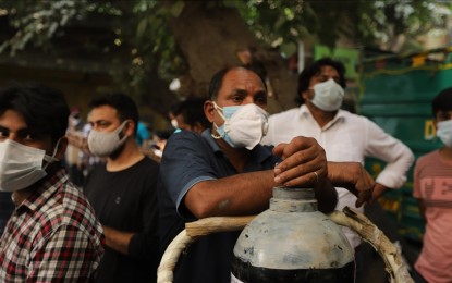 <p><strong>ANXIETY.</strong> Family members of Covid-19 patients stand in a queue with empty oxygen cylinders outside a filling center, in New Delhi, India, on Tuesday (April 27, 2021). The country registered a new global record for daily coronavirus cases of more than 360,000 infections on Wednesday.<em> (Anadolu Agency)</em></p>