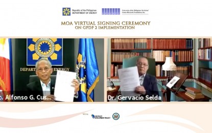 <p><strong>RENEWED PARTNERSHIP</strong>. Energy Secretary Alfonso Cusi and University of the Philippines Statistical Center Research Foundation, Inc. (UPSCRFI) president Gervacio Selda Jr. signed a memorandum of agreement (MOA) on Thursday (April 29, 2021) that formalizes the implementation for the second phase of the Gas Policy Development Project (GPDP 2). GPDP 2 aims to help in developing the country’s natural gas sector.<em> (Photo courtesy of DOE)</em></p>