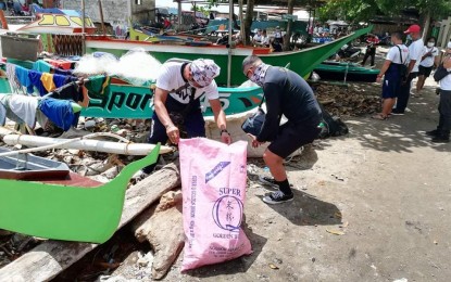 <p><strong>COASTAL CLEANUP.</strong> Some Philippine Navy personnel collect the trash along a coastline in Brgy. Sta. Cruz Talikud, Island Garden City of Samal, on Friday (April 30, 2021). The activity is led by the Department of Tourism in Region 11, in partnership with other government agencies and scuba diving communities. <em>(PNA photo by Che Palicte)</em></p>