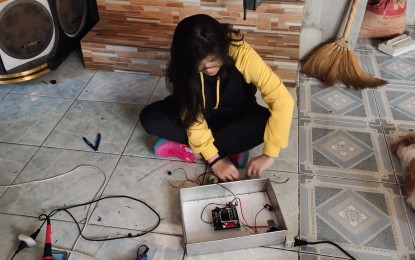 <p><strong>ROBOT MAKER.</strong> A high school student of Abra High School fixes parts of the functional robot that can disinfect against Covid-19, an entry to the 2021 World Robot Games online held April 3 to 21, 2021. Two teams composed of Grades 9 and 10 students bagged two bronze medals. <em>(Photo courtesy of Jephunneh Gasmen)</em></p>