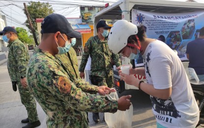<p><strong>FREE COFFEE.</strong> Orani, Bataan cops surprise public utility drivers with free coffee and bread on Sunday (May 2, 2021). It is part of the Philippine National Police’s Barangayanihan program, where food pantries are put up outside or near stations.<em> (Photo courtesy of Orani PNP)</em></p>