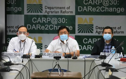 <p><strong>CRACKDOWN.</strong> Department Agrarian Reform Secretary John Castriciones (center) announces in a press conference on Monday (May 3, 2021) that they will start a formal investigation against 13 Cebu officials who were responsible for the non-distribution of some of the 2,007 land titles to farmer beneficiaries from 1987 to 2020. The land titles cover 254,000 hectares.<em> (PNA photo by Robert Alfiler)</em></p>