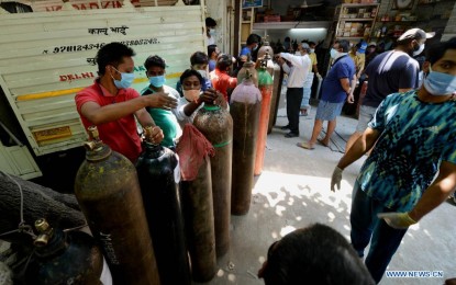 <p><strong>QUEUE FOR AIR.</strong> People wait to refill empty medical oxygen cylinders for Covid-19 patients in front of a shop in New Delhi, India on Wednesday (May 5, 2021). Principal Scientific Advisor to India's Federal Government K. Vijay Raghavan told the media in an interview that a third wave is inevitable. <em>(Xinhua/Partha Sarkar)</em></p>
