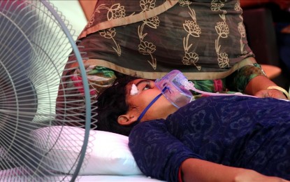 <p><strong>RECORD CASES.</strong> A critical patient receives free oxygen provided by a Gurdwara, a place where Sikhs come together for congregational worship, in Ghaziabad at Uttar Pradesh, India on Wednesday (May 5, 2021). The country posted a new global record Thursday with its biggest single-day rise in coronavirus cases of over 412,000 in the last 24 hours. (<em>Photo courtesy of Imtiyaz Khan - Anadolu Agency)</em></p>