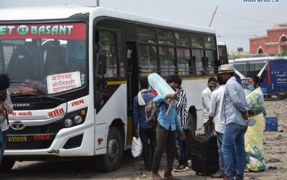 <p><strong>GOING HOME.</strong> Workers wait to go back to their hometowns at a bus terminal in Patna, India on May 5, 2021. India's Covid-19 tally surpassed 21 million on Thursday (May 6, 2021) as 412,262 new cases were registered across the country in the past 24 hours, the federal health ministry said. <em>(Str/Xinhua photo)</em></p>