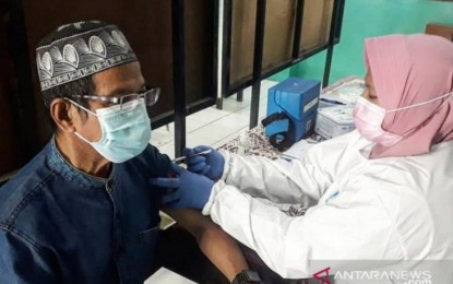 <p><strong>SHOT.</strong> A senior citizen receives a Covid-19 vaccine in Bukit Duri, South Jakarta in this March 2021 photo. The country tallied 5,647 new cases on Thursday (May 6, 2021). <em>(Photo courtesy of Antara/Ho - Sudin Kominfotik Jakarta Selatan)</em></p>