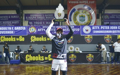 <p><strong>BEST PLAYER</strong>. Jaymar Gimpayan raises his Pilipinas VisMin Super Cup Visayas leg MVP award trophy on Friday (May 7, 2021). Gimpayan led his team to a 10-0 sweep of the classification round and an outright finals seat. <em>(Photo courtesy of Pilipinas VisMin Super Cup)</em></p>