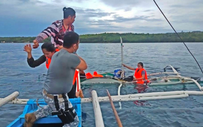 <p><strong>RESCUED.</strong> Passengers of a sinking fishing banca being rescued in waters off Camotes, Cebu on Monday (May 10, 2021). The Philippine Coast Guard (PCG) on Tuesday (May 11, 2021) said nine passengers and the boat's captain were rescued during search and rescue efforts of the PCG Station Camotes.<em> (Photo courtesy of PCG)</em></p>