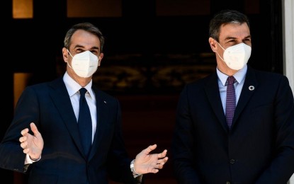 <p><strong>FORUM PARTICIPANTS.</strong> Greek Prime Minister Kyriakos Mitsotakis (left) welcomes Spanish Prime Minister Pedro Sanchez at the Greek Prime Minister's Office in Athens on Monday (May 10, 2021). Sanchez visited Greece to attend the 6th Delphi Economic Forum. <em>(Photo courtesy of Michalis Karayannis/Xinhua)</em></p>