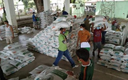 <p><strong>CERTIFIED SEEDS</strong>. The Department of Agriculture, through the Municipal Agriculture Office (MAO), distributes certified seeds to farmers at the Sibalom covered court last May 4, 2021. Sibalom agriculture officer Albert Estoya said farmers received the seeds on time for the planting season. <em>(Photo courtesy of Sibalom MAO)</em></p>