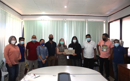 <p><strong>AID FOR SWINE RAISERS</strong>. The Department of Agriculture in Caraga Region (DA-13), represented by Regional Technical Director Rebecca R. Atega (4th from right), releases to the local government unit of Cortes, Surigao del Sur on Tuesday (May 11, 2021) a P785,000 indemnification fund for 16 swine raisers in Barangay Matho. The beneficiaries were affected by an African swine fever (ASF) outbreak in November last year<em>. (Photo courtesy of DA-13 Information Office)</em></p>