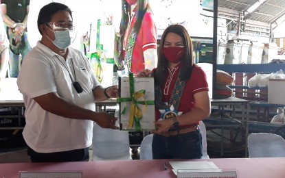 <p><strong>LOT DONATION</strong>. Mayor Nerivi Santos-Martinez of Talavera, Nueva Ecija receives the title for a cold storage lot from DAR Secretary John Castriciones on Wednesday (May 12, 2021). The DAR also distributed 159 titles to 150 agrarian reform beneficiaries in Nueva Ecija's five municipalities. <em>(Photo by Marilyn Galang)</em></p>