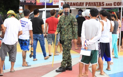 <p><strong>APPREHENDED.</strong> Violators of minimum health protocols form a queue at the Quezon City Memorial Circle on Wednesday (May 12, 2021). Authorities apprehended a total of 3,200 violators during the 'one-time, big-time' operation.<em> (PNA photo by Robert Oswald Alfiler)</em></p>