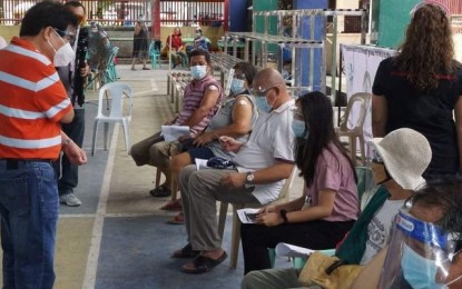 <p><strong> VACCINATION VISIT</strong>. Bacolod City Mayor Evelio Leonardia (standing, left) visited one of the vaccinations in the city on Friday (May 14, 2021). Over the weekend, the League of Cities of the Philippines, headed by Leonardia as national president, lauded the inclusion of the local chief executives in the priority group A1 for vaccination against Covid-19. <em>(Photo courtesy of Bacolod City PIO)</em></p>
<p> </p>