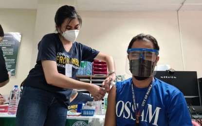 <p><strong>VAX DRIVE.</strong> The Manila city government continues its Pfizer vaccine inoculation for medical front-liners on Friday (May 14, 2021). Sta. Ana Hospital and Ospital ng Maynila Medical Center got 400 doses while Jose Abad Santos General Hospital, Ospital ng Sampaloc, Gat Andres Bonifacio Memorial Medical Center, and Ospital ng Tondo were given 200 doses each. <em>(Photo courtesy of Manila-PIO)</em></p>