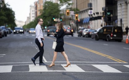 <p>People without masks cross a road in Washington, D.C., the United States on May 14, 2021. <em>(Xinhua/Liu Jie)</em></p>