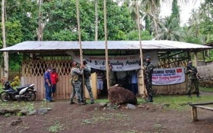 <p><strong>UNAUTHORIZED.</strong> Government troops uproot the bamboo poles of an unauthorized camp of the Moro National Liberation Front in Mapun, Tawi-Tawi on Sunday (May 16, 2021). It was the third such camp ordered removed by the military in the province. <em>(Photo courtesy of WestMinCom Public Information Office)</em></p>