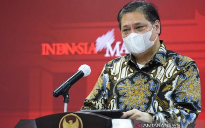 <p><strong>COVID REPORT.</strong> Airlangga Hartarto, Indonesia Coordinating Minister for Economic Affairs, addresses a press conference at the Merdeka Palace in Jakarta on Monday (May 17, 2021). Hartarto reported a spike in cases in 15 provinces. <em>(Antara/HO-Setkab)</em></p>