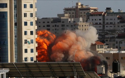 <p><strong>UNDER SIEGE.</strong> Smoke and flame rise after the Israeli army carried out attacks over buildings in Gaza City on May 17, 2021. At least 212 have died since the Israeli military staged airstrikes across the Gaza Strip on May 10, according to the Palestinian Health Ministry.<em> (Photo courtesy of Ashraf Amra/Anadolu Agency)</em></p>