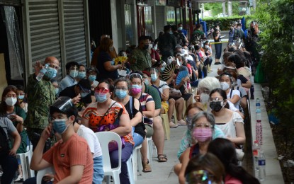 <p><strong>PFIZER ROLLOUT</strong>. Manila residents wait in line for the rollout of the Pfizer Covid-19 vaccine at the Manila Prince Hotel in Ermita on Tuesday (May 18, 2021). An initial 900 doses of the Pfizer vaccine are available so far. <em>(PNA photo by Avito C. Dalan)</em></p>