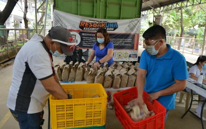 <p><strong>FOOD FOR VACCINEES</strong>. An undated photo shows workers of the Duterte’s Kitchen Malasakit Program preparing free bags of pandesal for the people queueing to get vaccinated in Rizal province. The Duterte’s Kitchen, initiated by Cabinet Officer on Covid-19 to Rizal Province and Energy Secretary Alfonso G. Cusi, has been going around Rizal to assist the government’s vaccination drive. <em>(Photo from Secretary Alfonso’s FB page)</em></p>