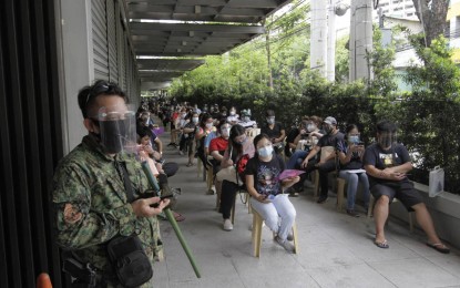 <p><strong>1ST DOSE.</strong> Manila rolls out the Pfizer Covid-19 vaccine at Manila Prince Hotel in Ermita on Tuesday (May 18, 2021). Cops help implement safety protocols, with the Manila Police Department headquarters just a stone’s throw away from the site on San Marcelino Street. <em>(PNA photo by Avito C. Dalan)</em></p>