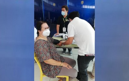 <p><strong>FULLY VACCINATED</strong>. Antique Provincial Peace and Order and Public Security consultant Margie Gadian avails of her second dose of Covid-19 vaccine at the Robinsons Place Antique on Wednesday (May 19, 2021). The Municipality of San Jose de Buenavista targets 1,500 health workers, seniors, and those with comorbidities to avail of the second dose until May 21.<em> (Photo by Annabel Consuelo J. Petinglay)</em></p>