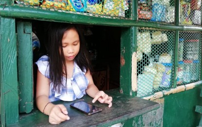 <p><strong>TECHNOLOGY-ENHANCED EDUCATION</strong>. A child checks learning materials through a smartphone in Sta. Elena village in Santa Rita, Samar. Despite unstable phone signal and poor internet access, learners in the village participate in digital learning using smartphones through a system introduced by a Filipino engineer. <em>(PNA photo by Sarwell Meniano)</em></p>