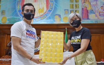 <p><strong>TREATMENT VS. COVID-19. </strong>Manila Mayor Francisco 'Isko Moreno' Domagoso, together with Vice Mayor Honey Lacuna-Pangan, receives the additional 500 vials of Tocilizumab on Tuesday (May 18, 2021). The immunosuppressive drug that was purchased by the local government will be used for individuals with severe Covid-19 symptoms. <em>(Photo courtesy of Manila PIO)</em></p>