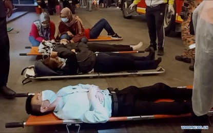 <p><strong>VICTIMS.</strong> Rescuers prepare to transfer passengers injured in a metro train collision in Kuala Lumpur, Malaysia on Monday (May 24, 2021). Over 200 people were injured, including 47 suffering serious injuries. <em>(Xinhua)</em></p>