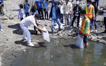 <p><strong>FINGERLINGS</strong>. Some 12,000 tilapia fingerlings were released during the inauguration of the Upper Tabuating Small Reservoir Irrigation Project (SRIP) in General Tinio, Nueva Ecija on Tuesday (May 25, 2021). The PHP878-million water reservoir was designed for aquaculture, tourism, cash crops, and energy production. <em>(Photo by Marilyn Galang)</em></p>
