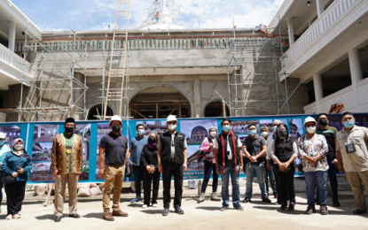 <p><strong>MEDIA TOUR</strong>. National and local officials pose for a group photo with members of the media inside the under construction Grand Mosque in Marawi City on May 22, 2021. TFBM Chairperson and DHSUD Secretary Eduardo Del Rosario, alongside Marawi City Mayor Atty. Majul U. Gandamra, PCOO-OGMPA Assistant Secretary JV Arcena, TFBM Asec. Felix Castro, and Marawi Sultanate League Chairman Sultan Nasser Sampaco Al Hajj joined the media tour as part of the Marawi City Week of Peace Reporting Event.<em> (PCOO photo)</em></p>