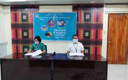 <p><strong>VIRTUAL GRADUATION</strong>. Department of Education Division of Antique officials Evelyn Remo (left) and Dr. Gaudencio Reigo in a press conference in December 2020. Remo said during an interview on Wednesday (May 26, 2021) that there will be no face-to-face graduation again this year for the 45,372 graduating learners in Antique due to coronavirus disease 2019. <em>(PNA file photo by Annabel Consuelo J. Petinglay)</em></p>