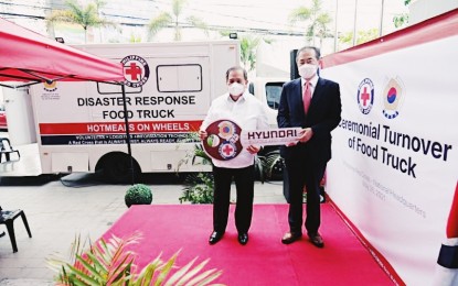 <p><strong>FOOD TRUCK</strong>. Philippine Red Cross chairman and CEO, Senator Richard Gordon (left) receives from Korean Ambassador to the Philippines Kim Inchul a symbolic key of food truck donated by South Korean government at the PRC National Headquarters in Mandaluyong City on Wednesday (May 26, 2021). The food truck will be used for PRC’s “Hot Meals on Wheels” program. <em>(Photo courtesy of PRC)</em></p>