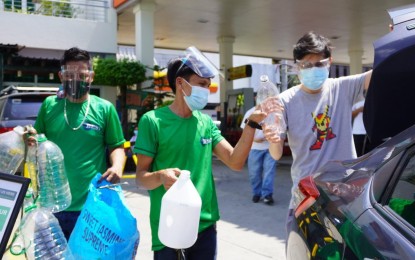 <p><strong>'TRASH TO CASHBACK'.</strong> Officials of Barangay Socorro in Quezon City establish a drop-off point for the city's Trash to Cashback Program in this undated photo. Under the program, the QC Environmental Protection and Waste Management Department and Basic Environmental Systems & Technologies, Inc. personnel will collect recyclables and single-use plastics from residents, which they can exchange for 'environmental points'. <em>(Photo courtesy of QC government)</em></p>