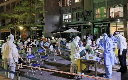 <p><strong>MASS TESTING.</strong> Medical workers take samples of people living at the Park 11 building in Hanoi’s Times City urban area in this undated photo. Covid-19 tests were done after new cases were discovered. <em>(Photo courtesy of VNA/VNS)</em></p>