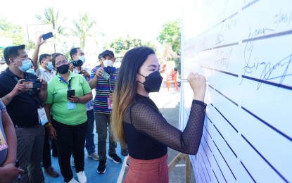 <p><strong>AGAINST NPA</strong>. A representative from the youth group signs a manifesto of support in the government's fight against the New People's Army during a ceremony on Thursday (May 27, 2021) in Catarman, Northern Samar. Some 26 groups in Northern Samar have formally declared their support to the Provincial Task Force on Ending Local Communist Armed Conflict. <em>(Photo courtesy of Northern Samar provincial government)</em></p>
