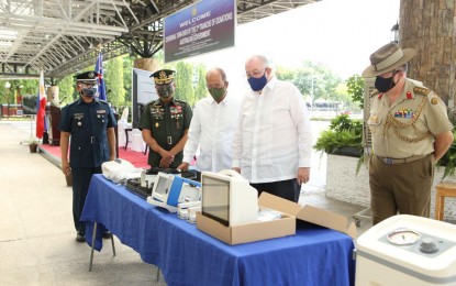 <p><strong>DONATION.</strong> Defense Secretary Delfin Lorenzana (center) and AFP chief, Gen. Cirilito Sobejana (2nd from left) take a look at the medical items and supplies donation from the Australian government in a ceremony in Camp Aguinaldo, Quezon City on Thursday (May 27, 2021). Also in the photo are Australian Ambassador to Manila Steven Robinson (2nd from right) and Defense Attaché, Col. Paul Joseph Barta (right). <em>(Photo courtesy of AFP Public Affairs Office)</em></p>