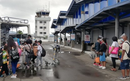 <p><strong>ON THEIR WAY HOME</strong>. The Cruz family loading their bags to a local government vehicle upon arrival at the Tacloban Airport on Friday (May 28, 2021). The family's matriarch Bellivalla persuaded her large family to settle in Leyte province due to the impacts of health crisis. (<em>PNA photo by Sarwell Meniano)</em></p>