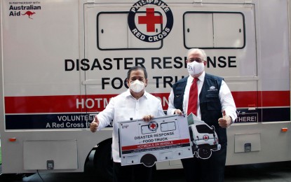 <p><strong>COLLABORATION.</strong> Philippine Red Cross chair and CEO, Senator Richard Gordon (left), and Ambassador Steven Robinson pose outside the food truck donated by the Australian Embassy on Friday (May 28, 2021). The food truck can serve hot meals to about 800 persons affected by disasters within the first eight hours of operation. <em>(PNA photo by Jess M. Escaros Jr.)</em></p>