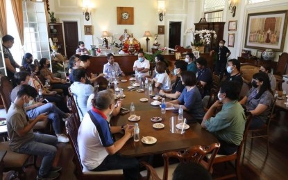 <p><strong>MEETING.</strong> Key government officials in Cebu gather for an emergency meeting on Friday afternoon (May 28, 2021) with Governor Gwen Garcia. They discussed Malacañang’s order to divert international flights bound for Mactan-Cebu International Airport to Ninoy Aquino International Airport from May 29 until June 5. <em>(Photo courtesy of Cebu Provincial-PIO)</em></p>