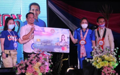 <p><strong>CASHLESS TRANSACTIONS</strong>. This undated photo shows (left to right) Globe Business account manager Michelle Perez, GCash public sector senior manager Ronelo Buhawe, Cordova Mayor Therese Sitoy-Cho, and Vice Mayor Ximgil Dino Sitoy presenting a mock-up of the Cordova Citizens ID. The municipality of Cordova in Cebu tapped Globe Telecom to give its 20,000 constituents access to GCash in order to promote cashless transactions, including receiving financial aid from government<em>. (Photo courtesy of Globe)</em></p>