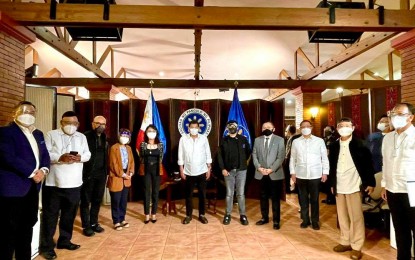 <p><strong>PALACE GUESTS.</strong> President Rodrigo Duterte (center) and other Cabinet officials meet with the Cebu province delegation led by Governor Gwen Garcia (5th from left) in Malacañang on Monday night (May 31, 2021). Garcia asked for the meeting to reconcile national government policies with Cebu’s Covid-19 measures. <em>(Photo courtesy of OPAV)</em></p>