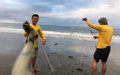 <p><strong>TAKING CHANCES. </strong>Local fishermen in Estancia, Pasuquin, Ilocos Norte take chances to fish near the shoreline before tropical storm Dante makes landfall in mainland Luzon. Ilocos Norte is now at Tropical Cyclone Wind Signal No. 1. (<em>PNA photo by Leilanie G. Adriano</em>) </p>