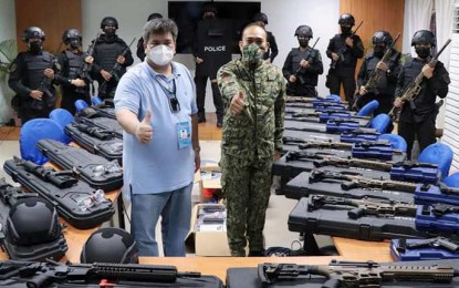 <p><strong>FIREPOWER BOOST</strong>. Mayor Mark Golez (left) and Lt. Col. Robert Petate (right) with the Special Weapons and Tactics personnel of Silay City Police Station in Negros Occidental during the turn-over of firearms and equipment from the city on Wednesday (June 2, 2021). The donation shows the local government’s full support to the Philippine National Police, Petate said.<em> (Photo courtesy of Mayor Mark J. Golez Facebook page)</em></p>