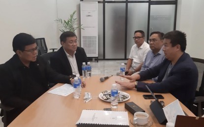 <p><strong>FIBER CONNECTION.</strong> This Oct. 5, 2019 photo shows Converge ICT Solutions president and CEO Dennis Anthony Uy (right) meeting with Cebu City Mayor Edgardo Labella (left). Converge ICT Solutions Inc. has seen a boost in fiber connection in Cebu barangays while seeing sights on small and medium enterprise (SME) as a potential market for its expansion program. <em>(PNA file photo by John Rey Saavedra)</em></p>